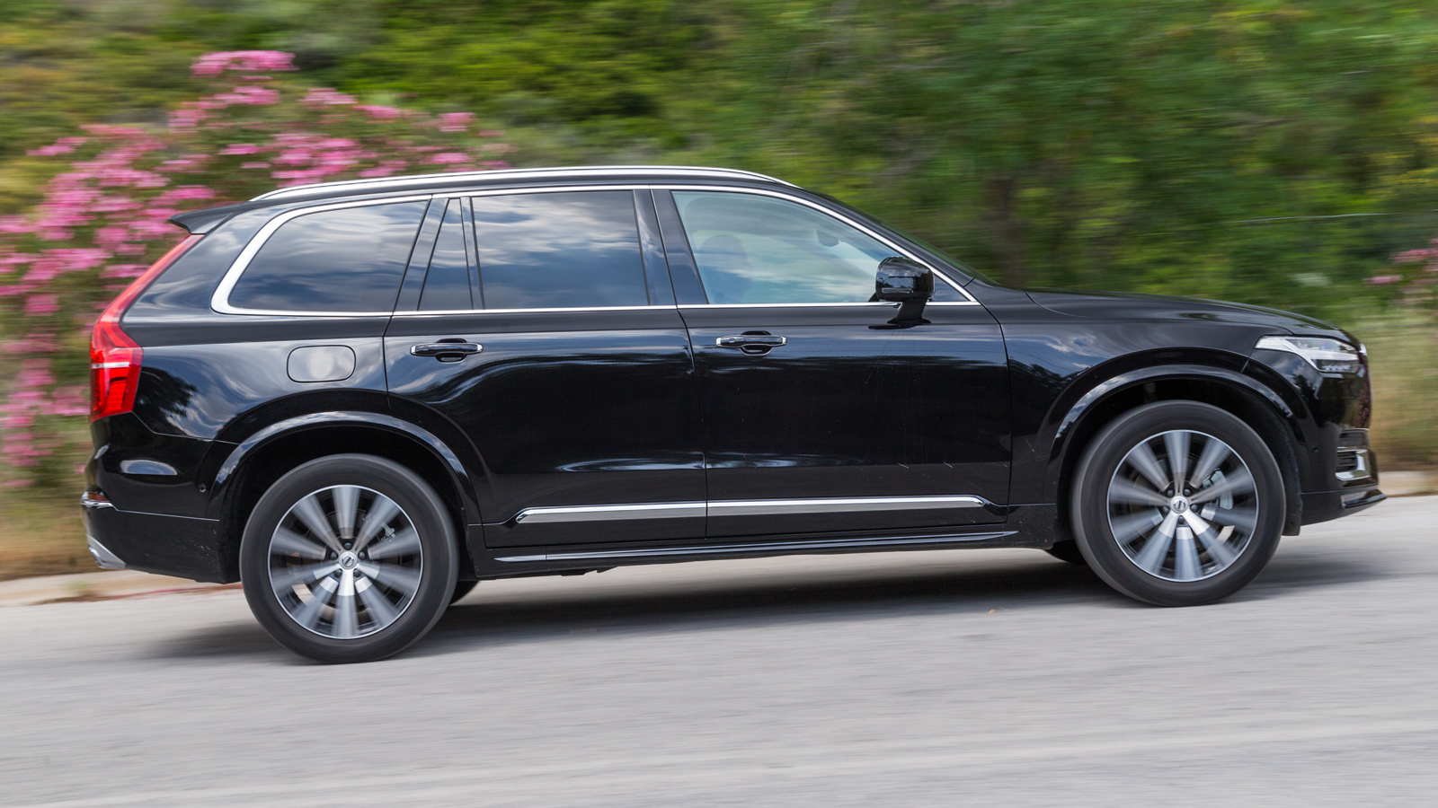 Κάτω από το μεγάλο καπό του VolvoXC90 στην προκειμένη περίπτωση βρίσκεται ένα 2λιτρο μοτέρ πετρελαίου. Συνοδεύεται από ήπια υβριδικό σύστημα με αποτέλ